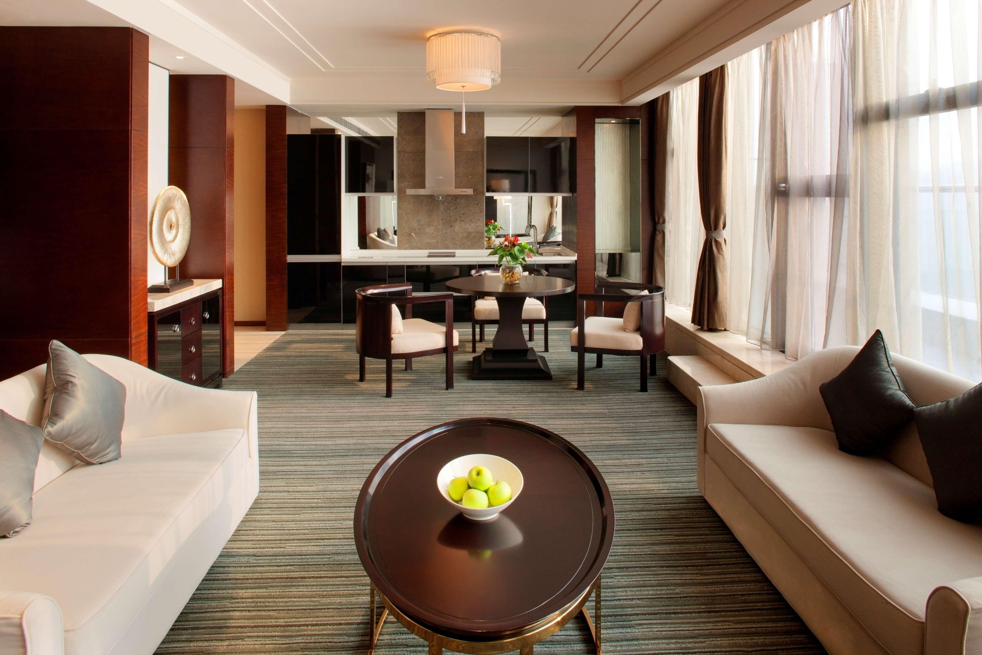Radisson Blu Plaza Chongqing - Free 2 Bottle Of Local Beer Per Room During Stay Eksteriør billede