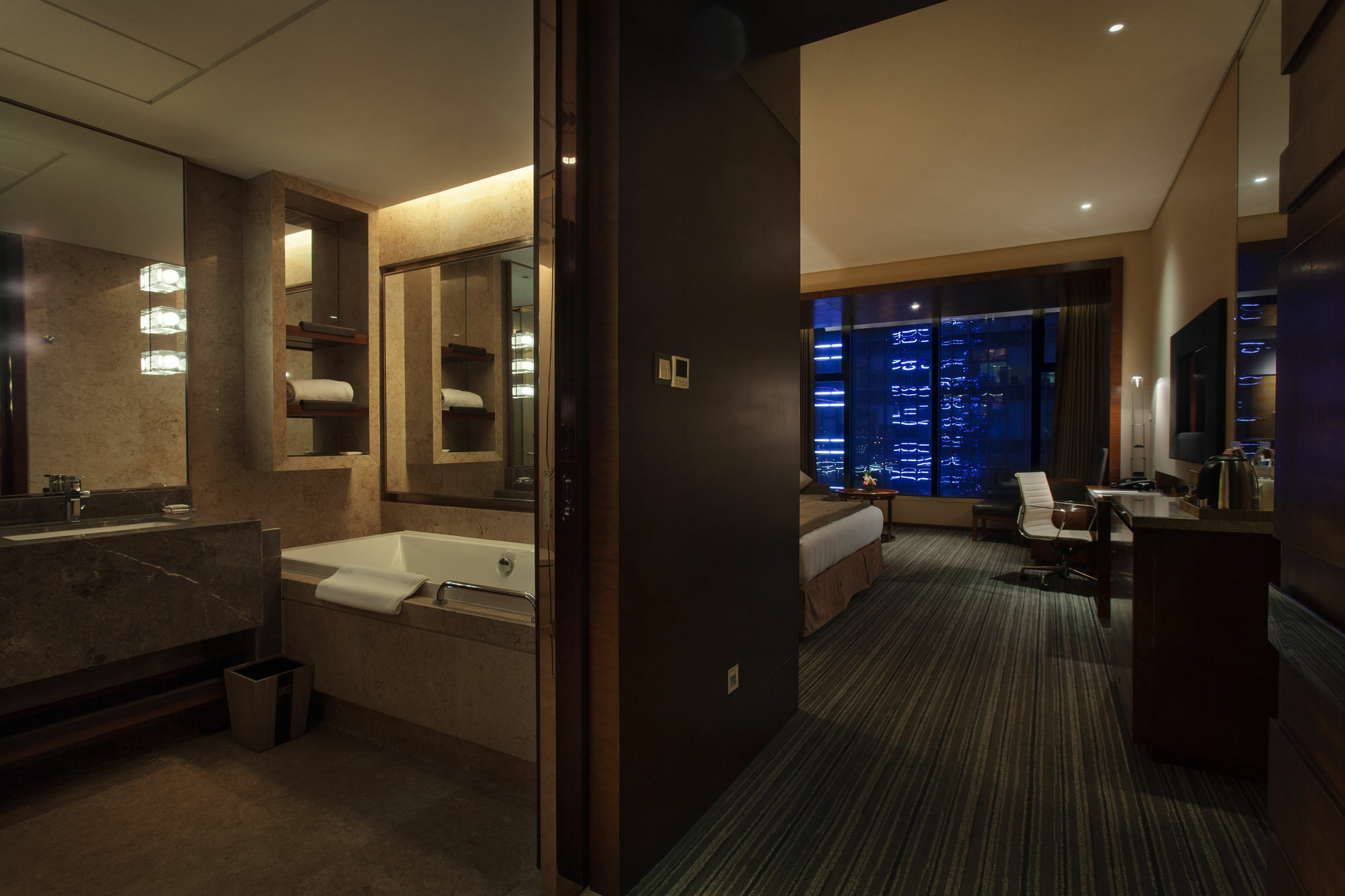 Radisson Blu Plaza Chongqing - Free 2 Bottle Of Local Beer Per Room During Stay Eksteriør billede