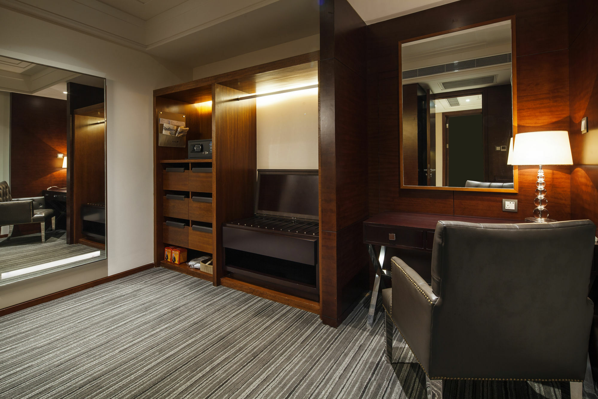 Radisson Blu Plaza Chongqing - Free 2 Bottle Of Local Beer Per Room During Stay Eksteriør billede